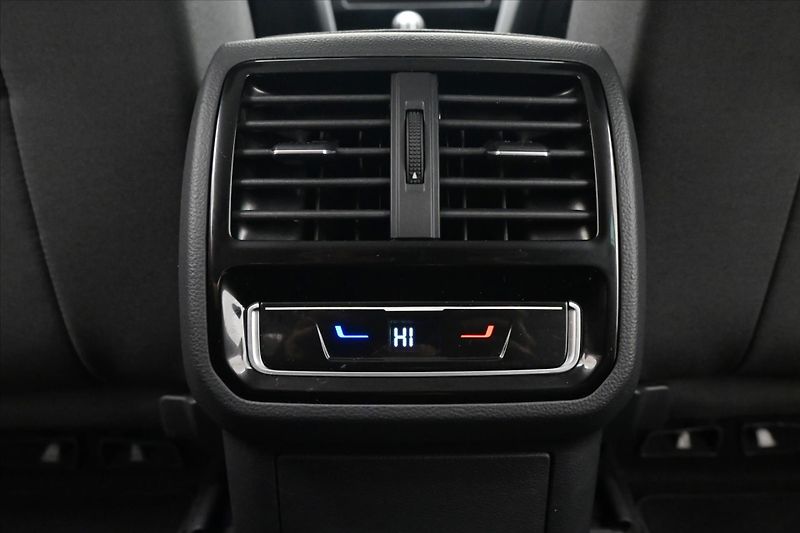 Volkswagen Passat 2,0 TDI 110 kW DSG Business Zá - fotka 22 z 32