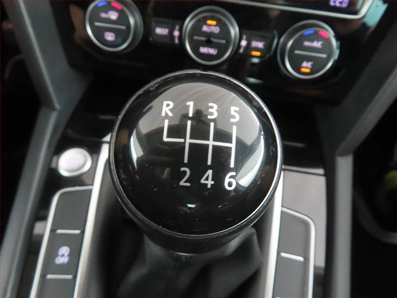 Volkswagen Passat (2015) Highline 2.0 TDI, Kůže, Navi - fotka 13 z 17