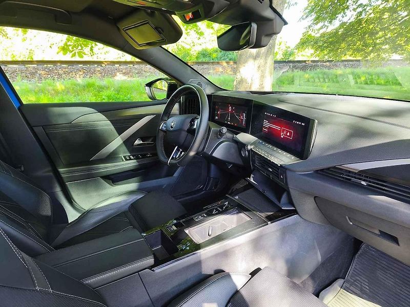 Opel vyniká ostrými sportovními rysy.