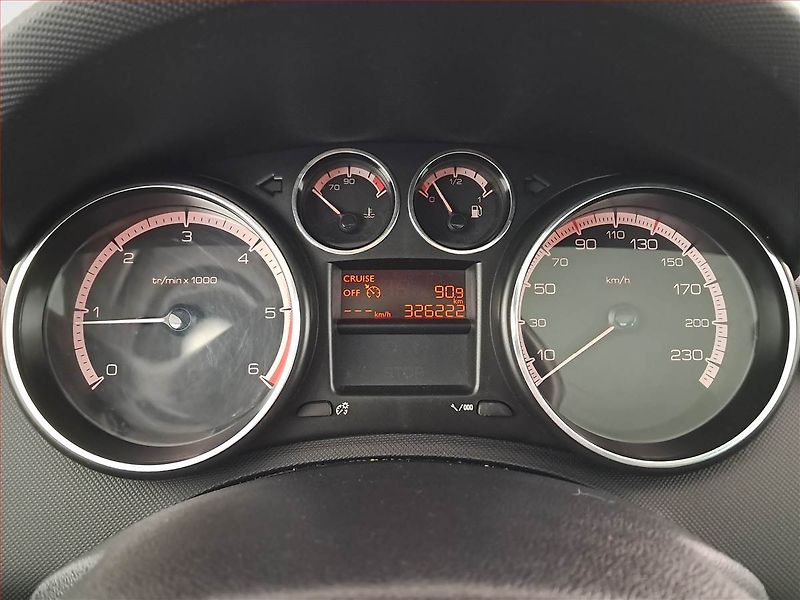 Peugeot 308 (2013) 1.6 e-HDi, po STK, zamluveno - fotka 11 z 16
