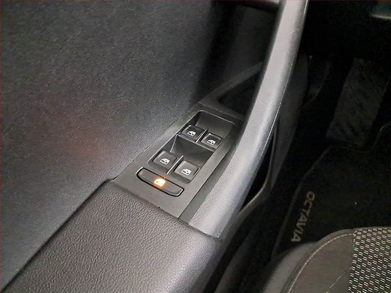 Škoda Octavia (2016) 1.6 TDI, Automat, Navi - fotka 17 z 17