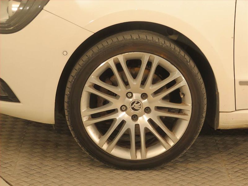 Škoda Superb (2013) Elegance 2.0 TDI, 4X4 - fotka 15 z 16