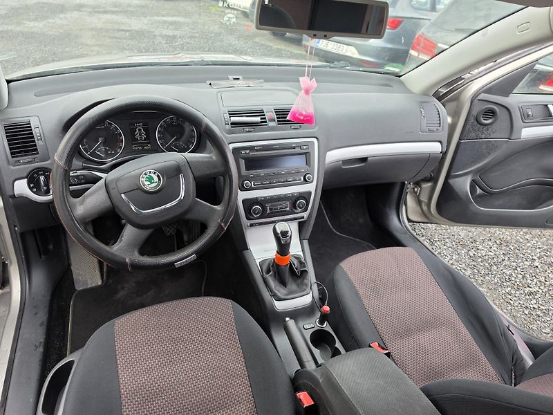 Škoda Octavia II.1.6 TDI Xenon TZ - fotka 9 z 14