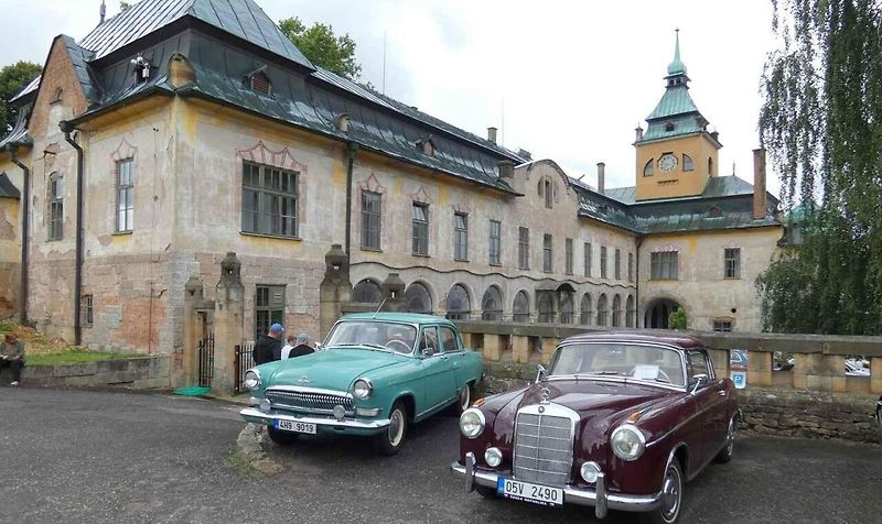 Veteráni ovládli Holovousy. U zámku se představilo na 180 historických exponátů