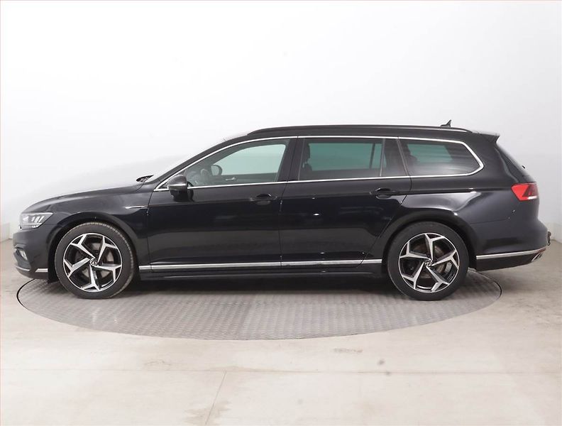 Volkswagen Passat (2021) R-Line 2.0 TDI - fotka 3 z 18