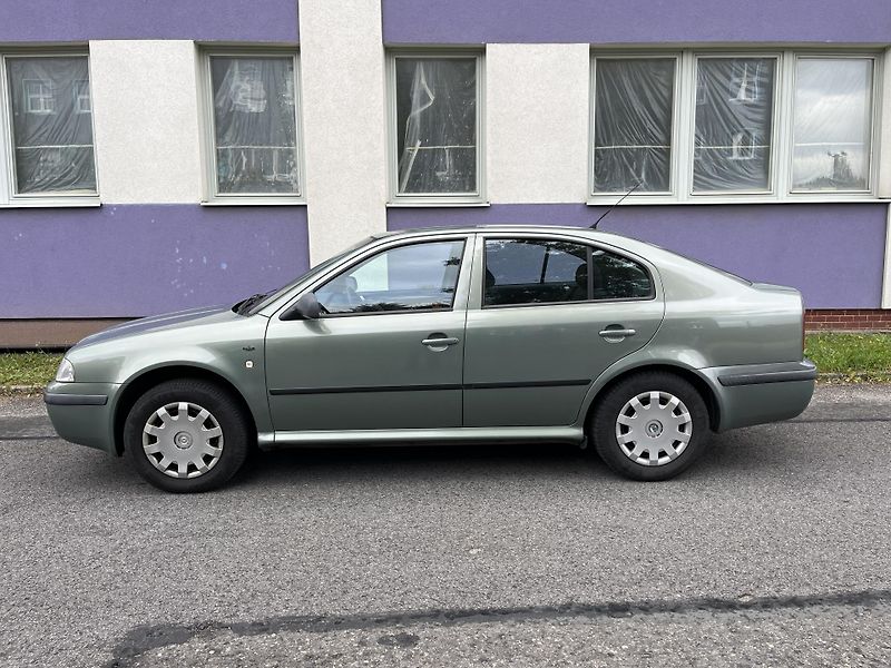 Škoda Octavia 1,6 MPi Ambiente/ servisní k. - fotka 2 z 28