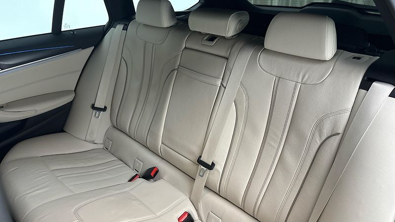 BMW Řada 5 530e AUT xDrive M-paket Tourin - fotka 16 z 30
