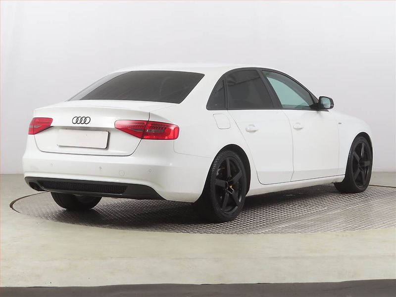 Audi A4 (2013) 2.0 TDI, Automat, Xenony - fotka 5 z 19