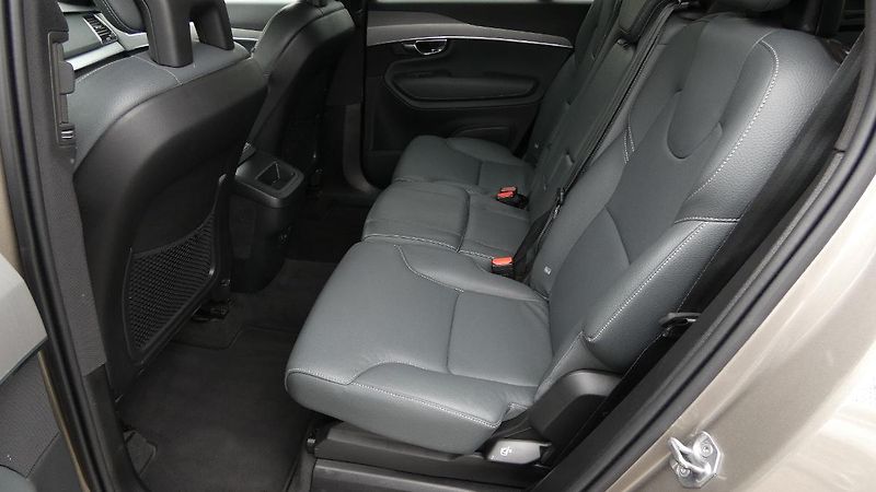 Volvo XC90 B5 AWD Momentum PRO 7 míst - fotka 18 z 27