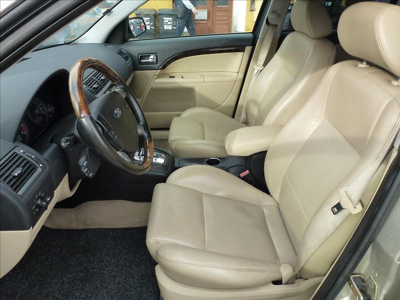 Ford Mondeo 2,5 i V6 24V Ghia Automat - fotka 11 z 49