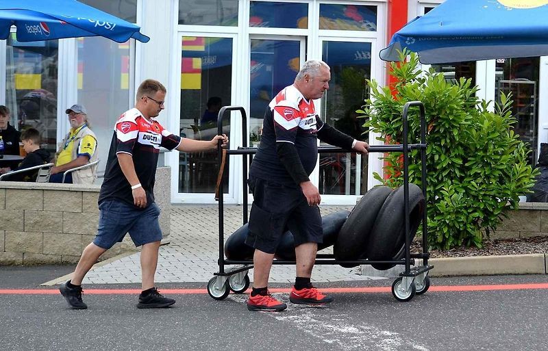 Autodrom Most o víkendu hostil závody mezinárodního mistrovství Německa IDM a závod FIM mistrovství světa sidecarů. Na snímku je rakouský jezdec Philipp Steinmayr v plné jízdě třídy Superbike.