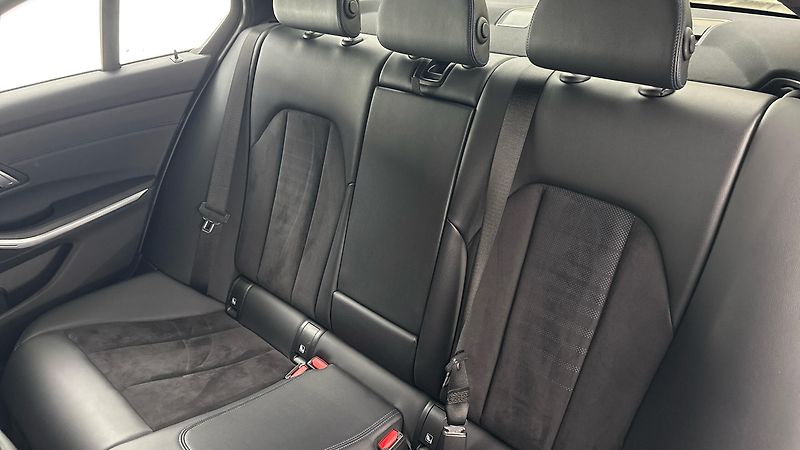BMW Řada 3 330i AUT xDrive M Sport - fotka 16 z 27