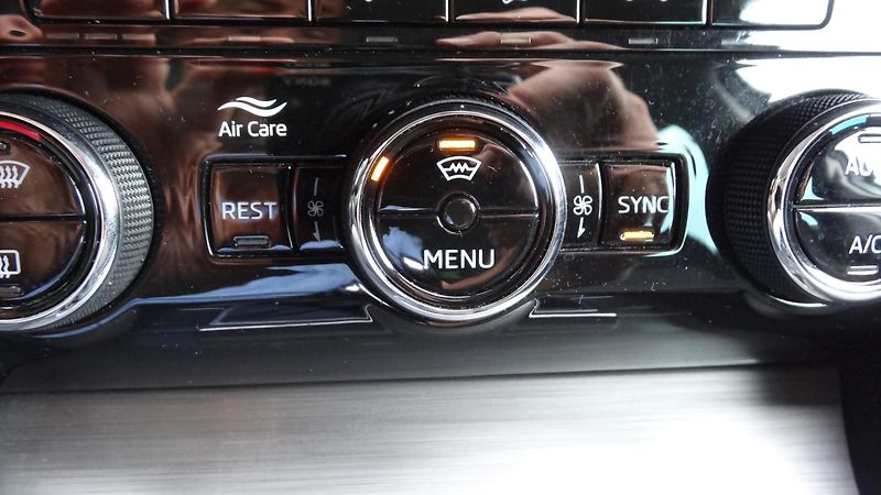 Škoda Superb Kombi 2.0TDi DSG Style plus - fotka 35 z 40