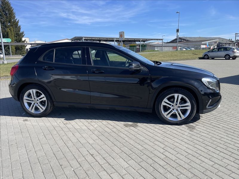 Mercedes-Benz GLA 2,2 CDi 100kw Panorama bez kor - fotka 33 z 36