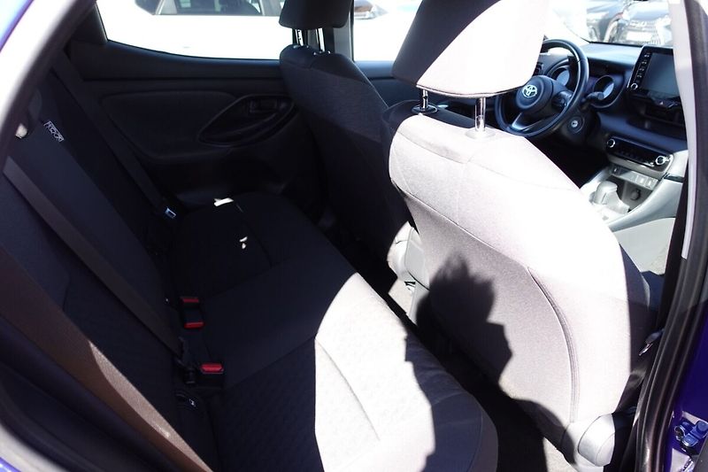 Toyota Yaris ZLEVNĚNO 1,5 HSD Comfort Style - fotka 13 z 28