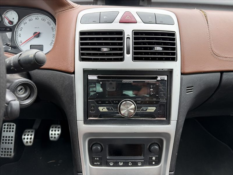 Peugeot 307 CC 2.0 i - fotka 9 z 14