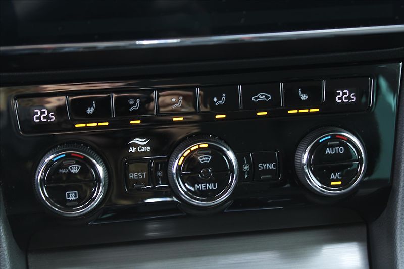 Škoda Superb 2.0 TDI SCOUT DSG ČR - fotka 23 z 31