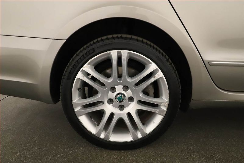Škoda Superb (2011) Elegance 3.6 FSI V6, 4X4 - fotka 19 z 19