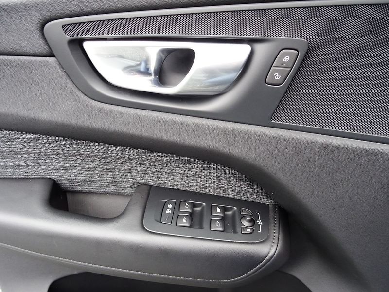 Volvo XC60 B4 145kW AWD LED Mild-Hybrid - fotka 20 z 33