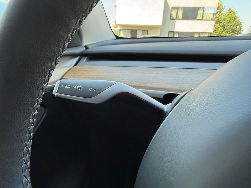 Tesla Model Y Standrart Range LFP Tažné - fotka 35 z 43