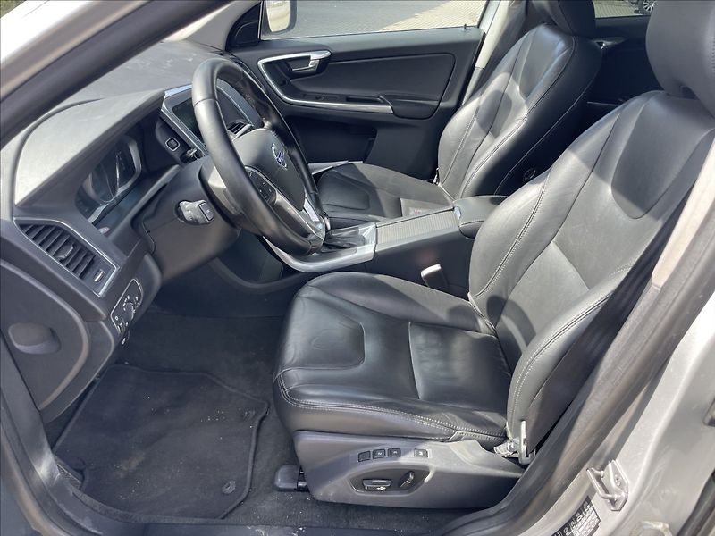 Volvo XC60 2,4 D4 Summum AWD Geartr GPS P - fotka 7 z 32
