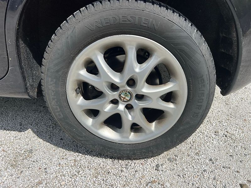 Alfa Romeo 147 1,6 16 V - fotka 15 z 15