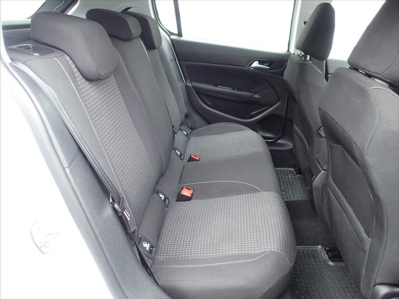 Peugeot 308 1,2 PureTech 81kw,Po SERVISU!! - fotka 10 z 29