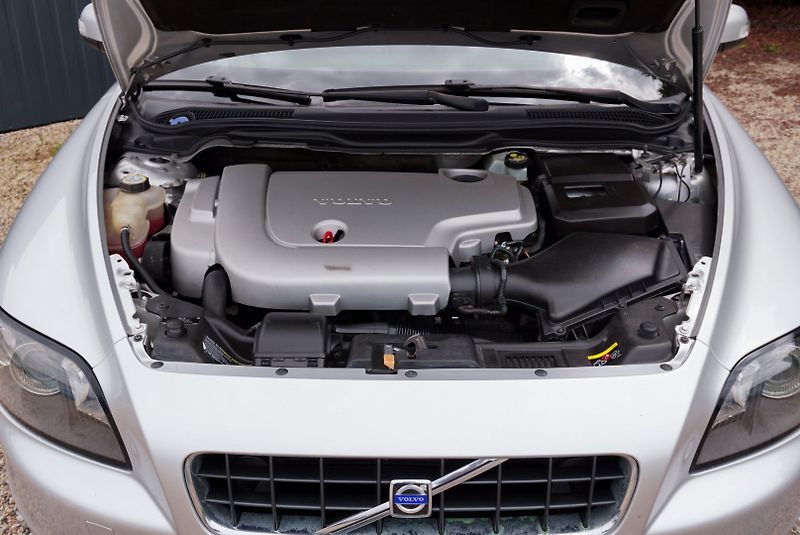 Volvo C70 2.4 D5 MOMENTUM - fotka 34 z 34
