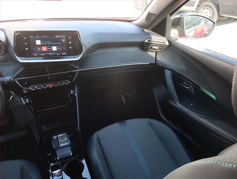 Peugeot 2008 (2023) 1.2 PureTech, Automat, ČR - fotka 8 z 22
