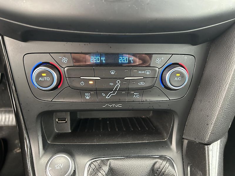 Ford Focus 1.5   Titanium - fotka 16 z 24
