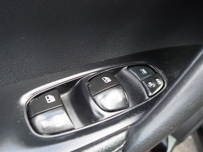 Nissan Qashqai (2019) 1.3 DIG-T 103 kW, 1. Maj ČR - fotka 19 z 34