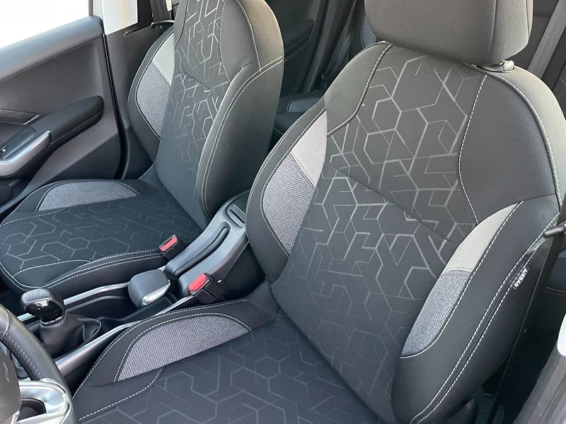 Peugeot 2008 (2019) 1.2PT Car Play! Navigace! - fotka 16 z 26