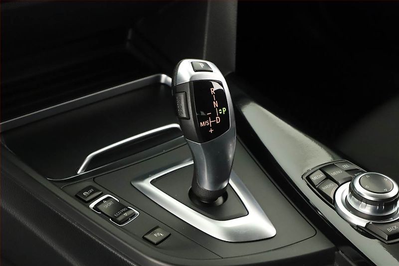 BMW Řada 3 (2017) 318 d, Automat, Tempomat - fotka 9 z 20
