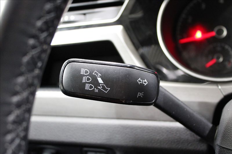 Volkswagen Touran 1,4 TSI Comfortline 7-míst - fotka 17 z 32