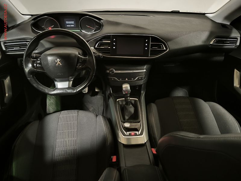 Peugeot 308 (2018) 1.2PT, Allure, navi - fotka 8 z 17