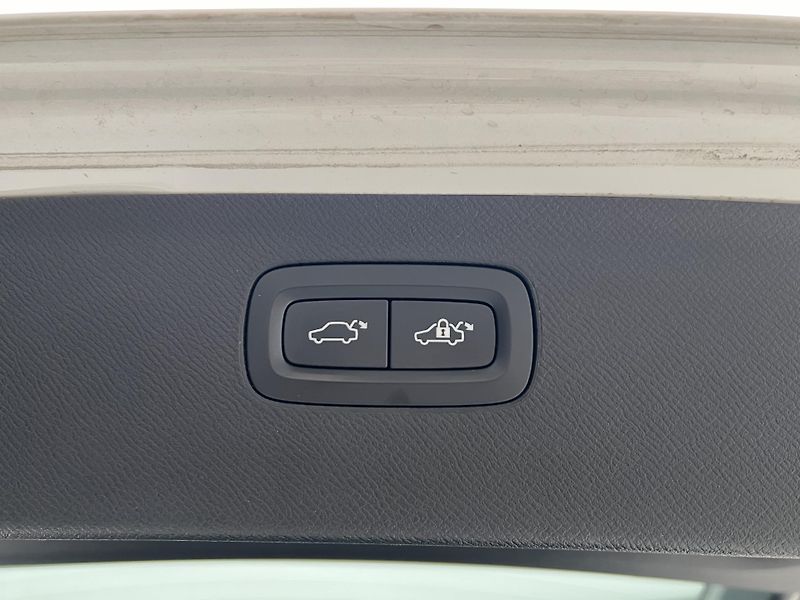 Volvo XC90 D5 AWD MOMENTUM CZ - fotka 32 z 33