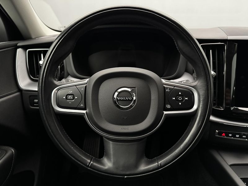 Volvo XC60 B4 AWD MOMENTUM AUT REZERVACE - fotka 3 z 45
