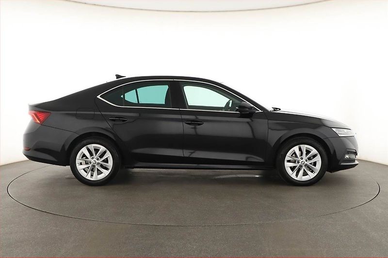 Škoda Octavia (2023) 2.0 TDI - fotka 6 z 20
