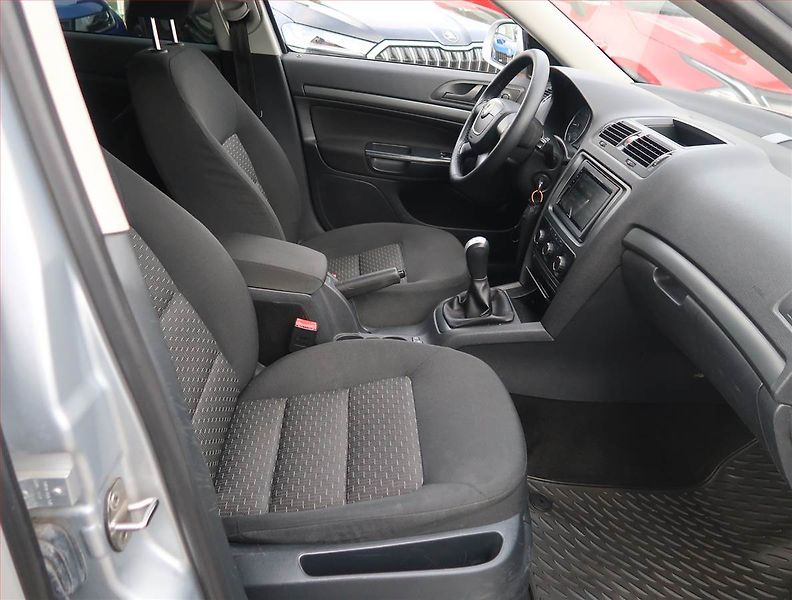 Škoda Octavia (2012) 1.6 TDI, po STK, plně pojízdný - fotka 9 z 14