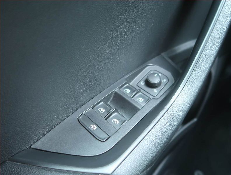 Škoda Karoq (2020) 1.6 TDI, Navi, Tempomat - fotka 15 z 15