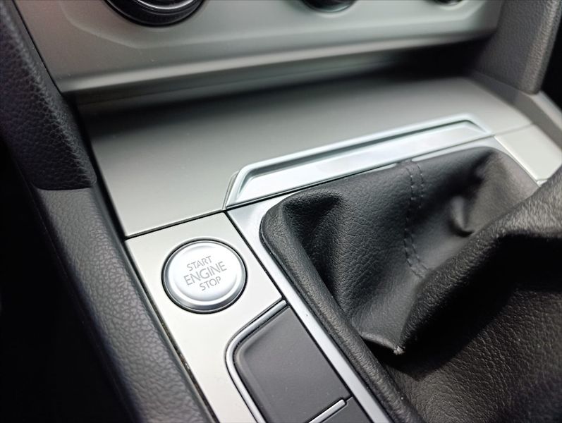 Volkswagen Passat 1,6 TDi Aut.klima Navi Kamera - fotka 31 z 34