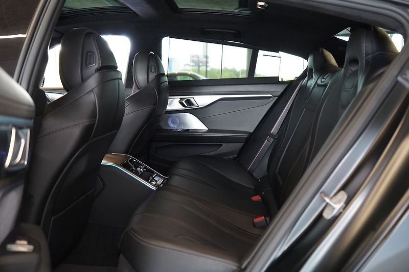 BMW Řada 8 M850i xDrive, Golden Thunder - fotka 44 z 50