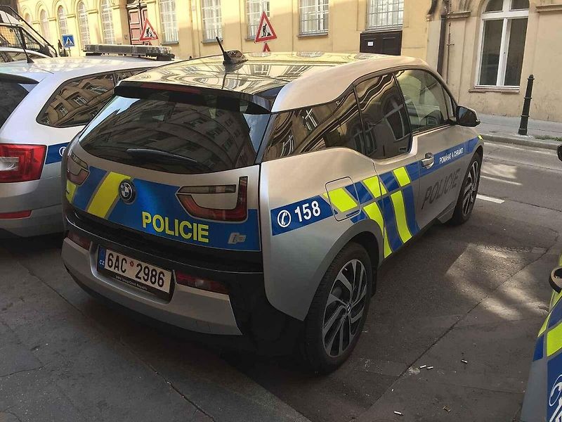 Policejní hlídka může řidiče zastavit i bez toho, aby každý detail uniformy vypadal podle představ z internetových rad.