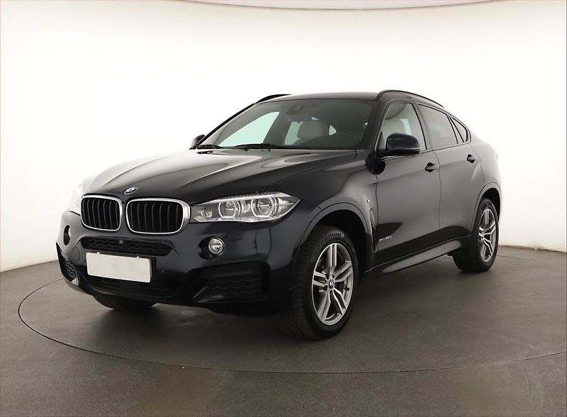 BMW X6 (2018) xDrive30d - fotka 2 z 27