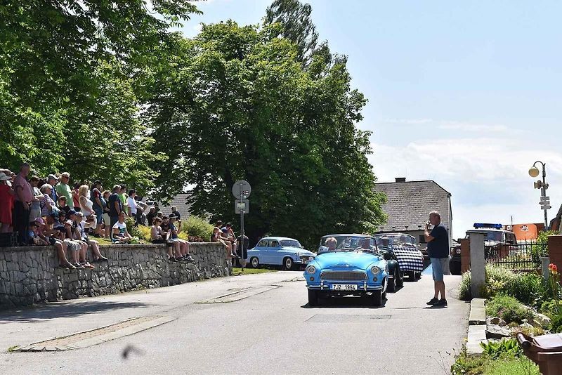 Tradiční závod S kopce do kopce si nenechalo letos ujít na sedm desítek posádek historických automobilů a motocyklů.