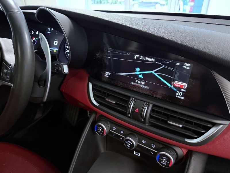 Alfa Romeo Giulia (2017) 2.0 T 280k AT8 ZF Q4 4x4 Veloc - fotka 10 z 20