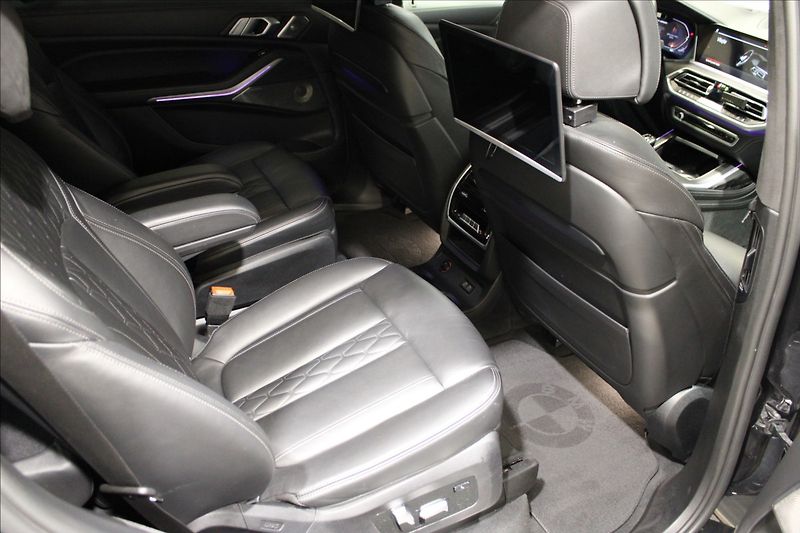 BMW X7 4,4 xDrive M50i - fotka 15 z 40