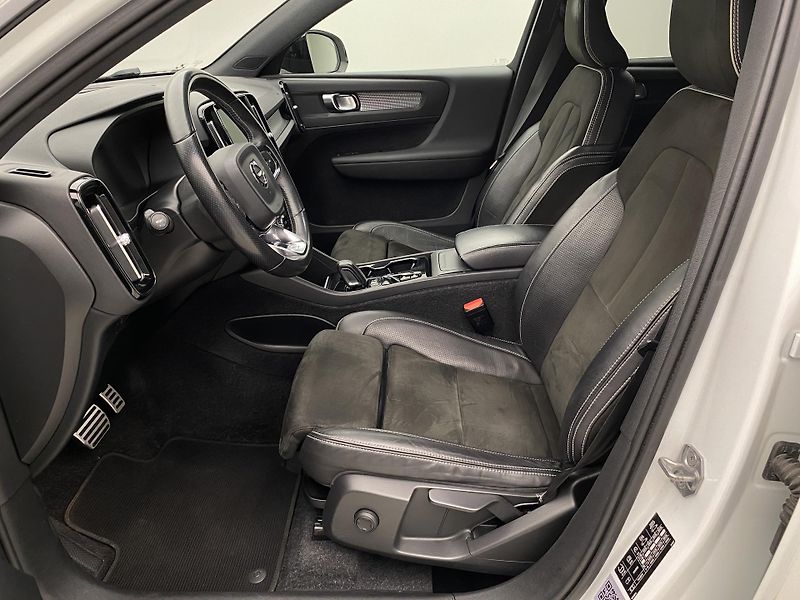 Volvo XC40 D4 AWD R-DESIGN AUT  - fotka 3 z 45