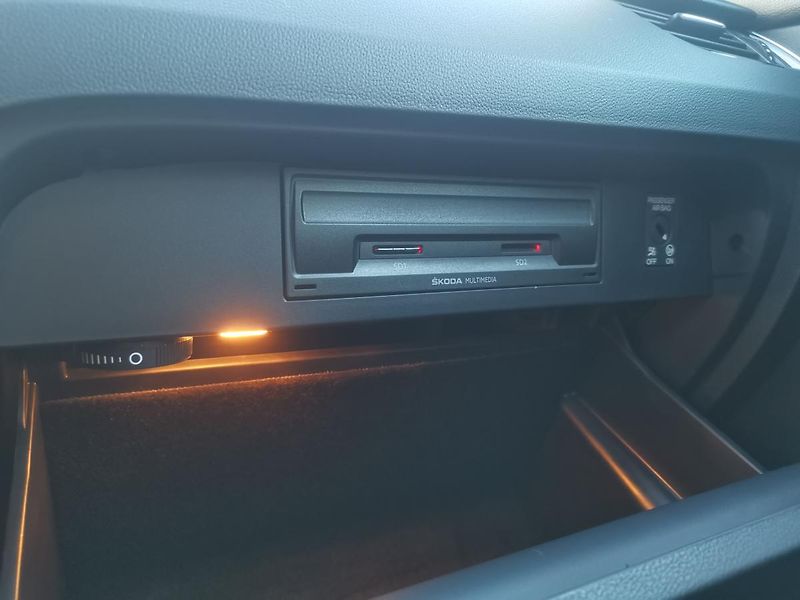 Škoda Octavia 2,0TDI DSG 110kW ACC STYLEPLUS - fotka 59 z 87
