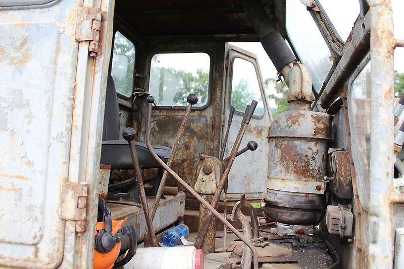 Bez něj se neobešla snad žádná velká stavba u nás. Pásový traktor, nebo chcete-li buldozer ČTZ 100, patřil po desetiletí ke koloritu každodenní činnosti do doby, než jej po roce 1989 vystřídala modernější západní technika.